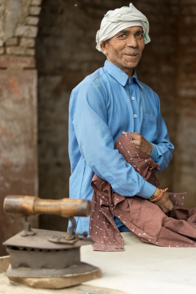 Retrato de hombre con plancha antigua, planchando, Dholpur, India, 2015