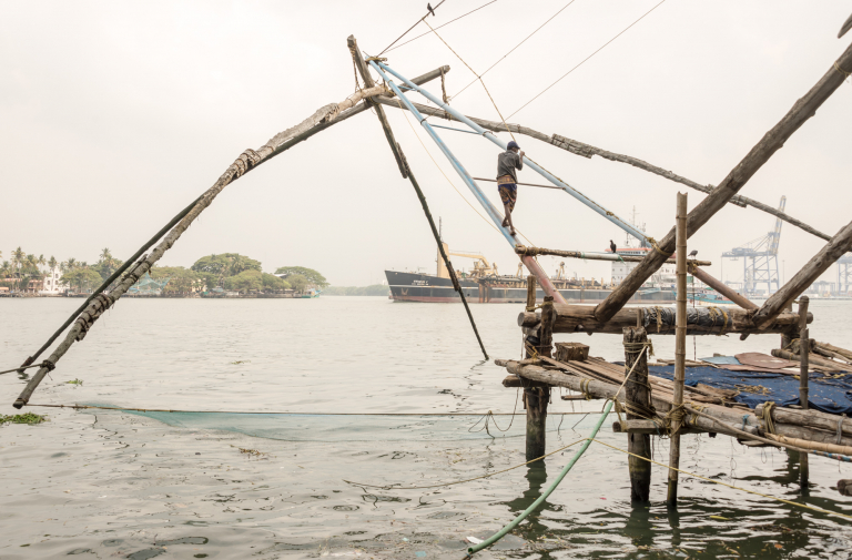 pescadore sobre las redes, Redes de pesca chinas, Cochín 2015