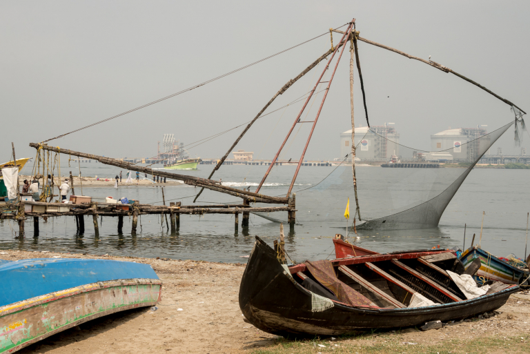 Pescadores subiendo las redes, Redes de pesca chinas, Cochín 2015