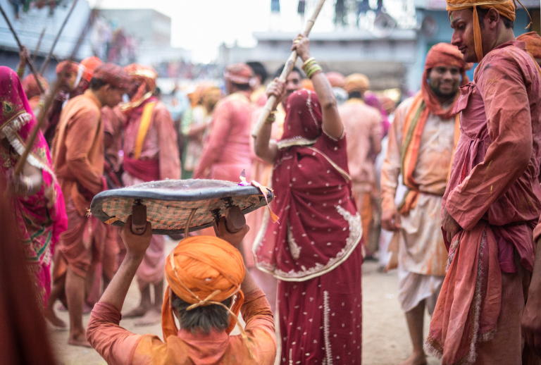 Mujeres golpean a hombres con palos de bambu, Festival Holi, Barsana, India 2015