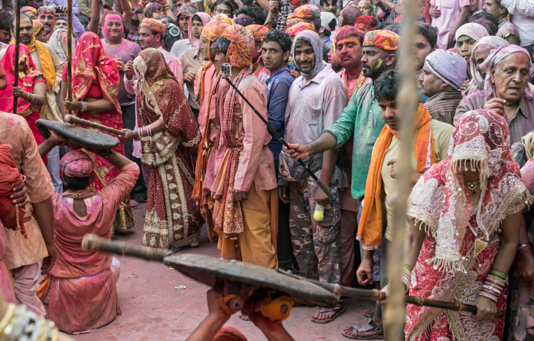 Fotografiando, Mujeres golpean a hombres con palos de bambu, Festival Holi, Barsana, India 2015