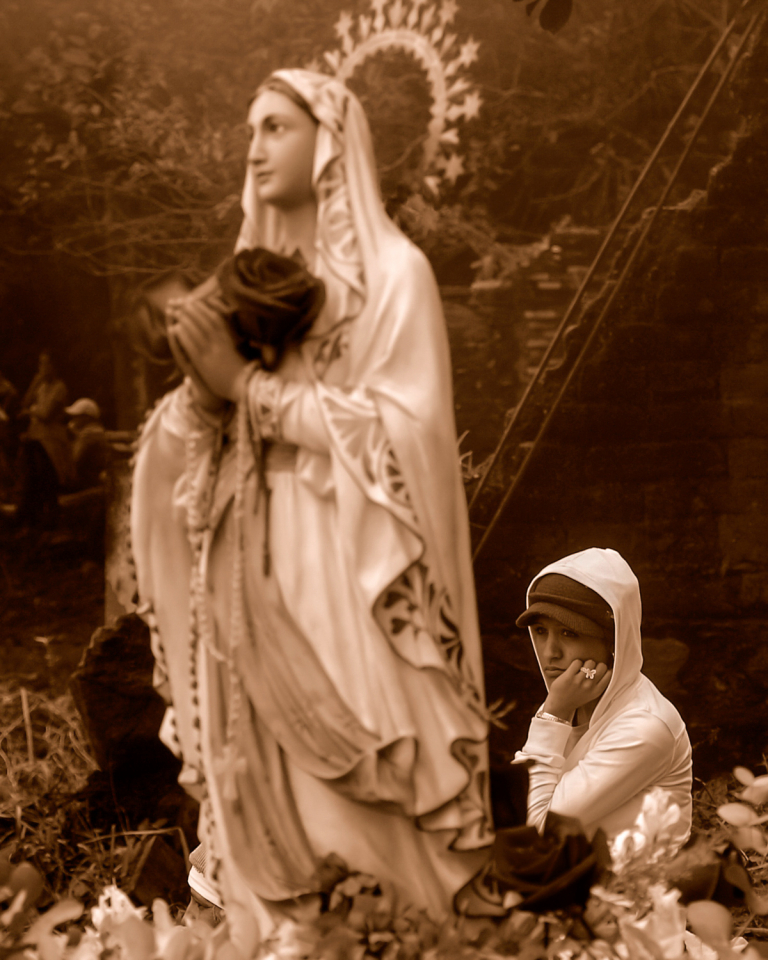Mujer con virgen, Virgen de Lourdes, El avila, Caracas-La Guaira, 2009