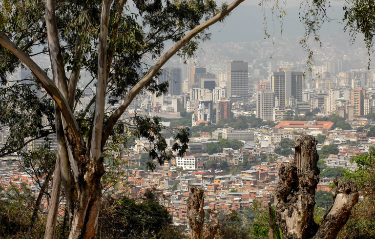 Vista de Caracas desde El Avila, sederos y caminos, 2009